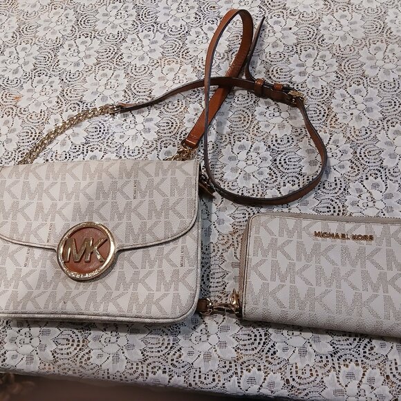 Micheal Kors Purse - Picture 1 of 7